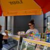 Kobieta sprzedaje lody gałkowe