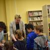 Dzieci ze SP w Brzustowcu otrzymują pamiątkowe zakładki do książek