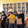 Młodzież podczas lekcji bibliotecznej