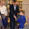 Pan Burmistrz wręcza nagrodę Szymonowi Czołczyńskiemu za  zajęcie I miejsca w konkursie