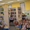 Przedszkolaki wsłuchane w opowieść bibliotekarki