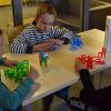 Trójka dzieci gra w grę - Walka o stołki.